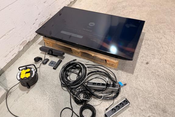 2020 Samsung UE65TU6905 65” tommer 4K Smart-TV med Logitech MeetUp konferansekamera