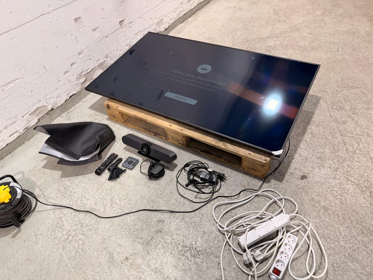 2022 Samsung QB65B 65 tommer tv med Logitech MeetUp videokonferanseløsning