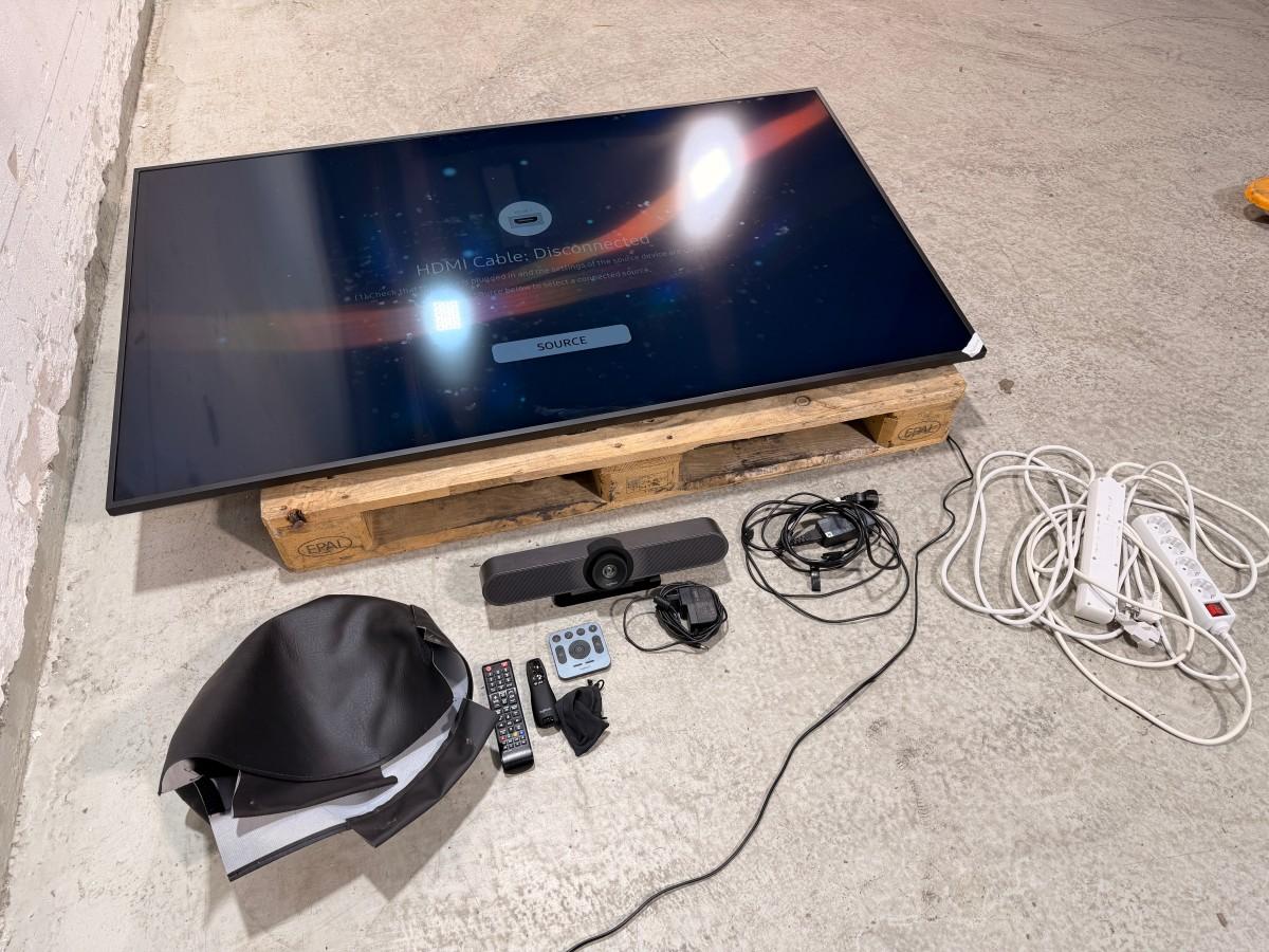 2022 Samsung QB65B 65 tommer tv med Logitech MeetUp videokonferanseløsning