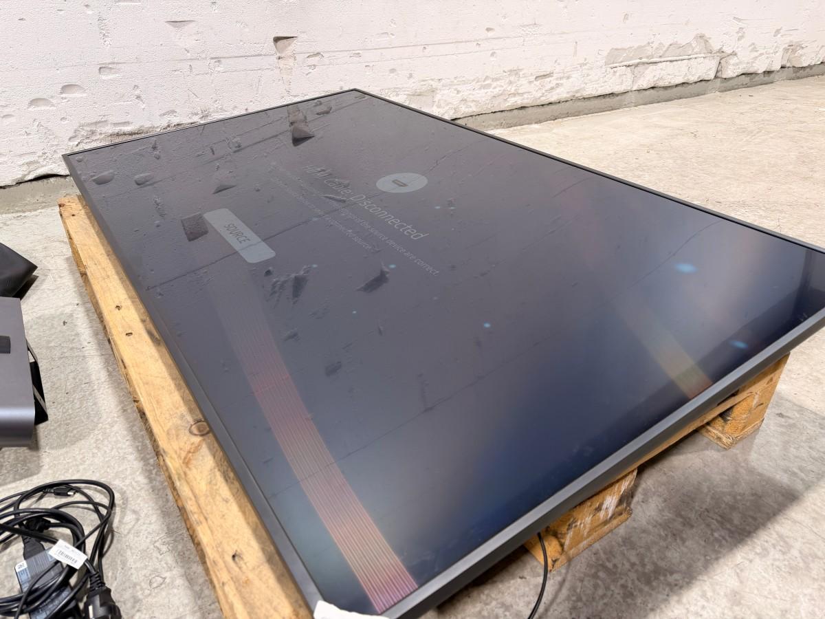 2022 Samsung QB65B 65 tommer tv med Logitech MeetUp videokonferanseløsning