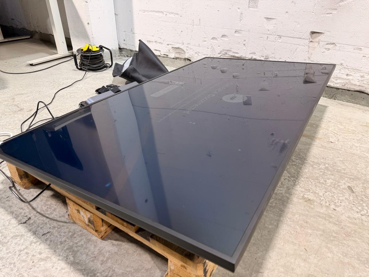 2022 Samsung QB65B 65 tommer tv med Logitech MeetUp videokonferanseløsning