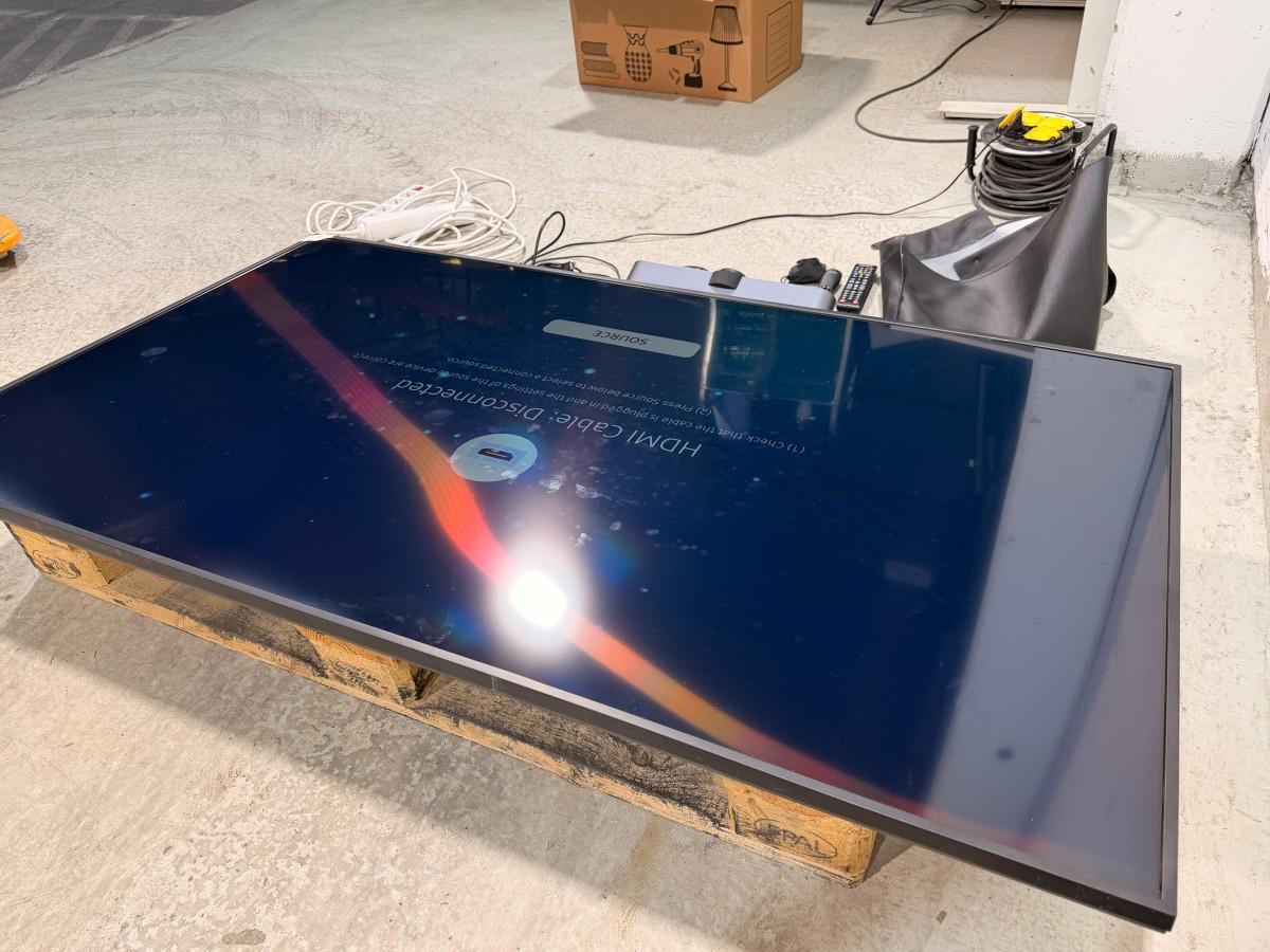 2022 Samsung QB65B 65 tommer tv med Logitech MeetUp videokonferanseløsning