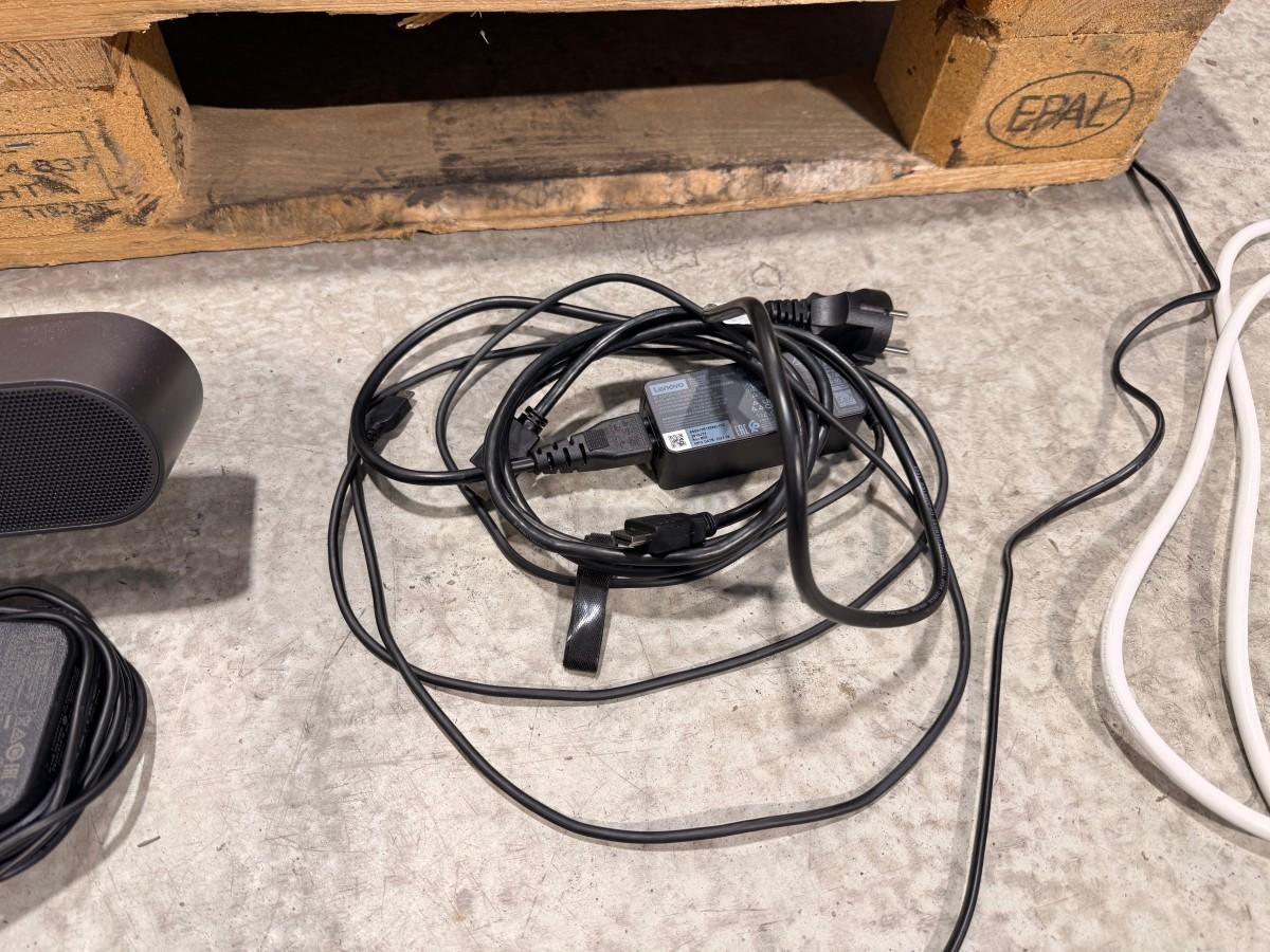 2022 Samsung QB65B 65 tommer tv med Logitech MeetUp videokonferanseløsning