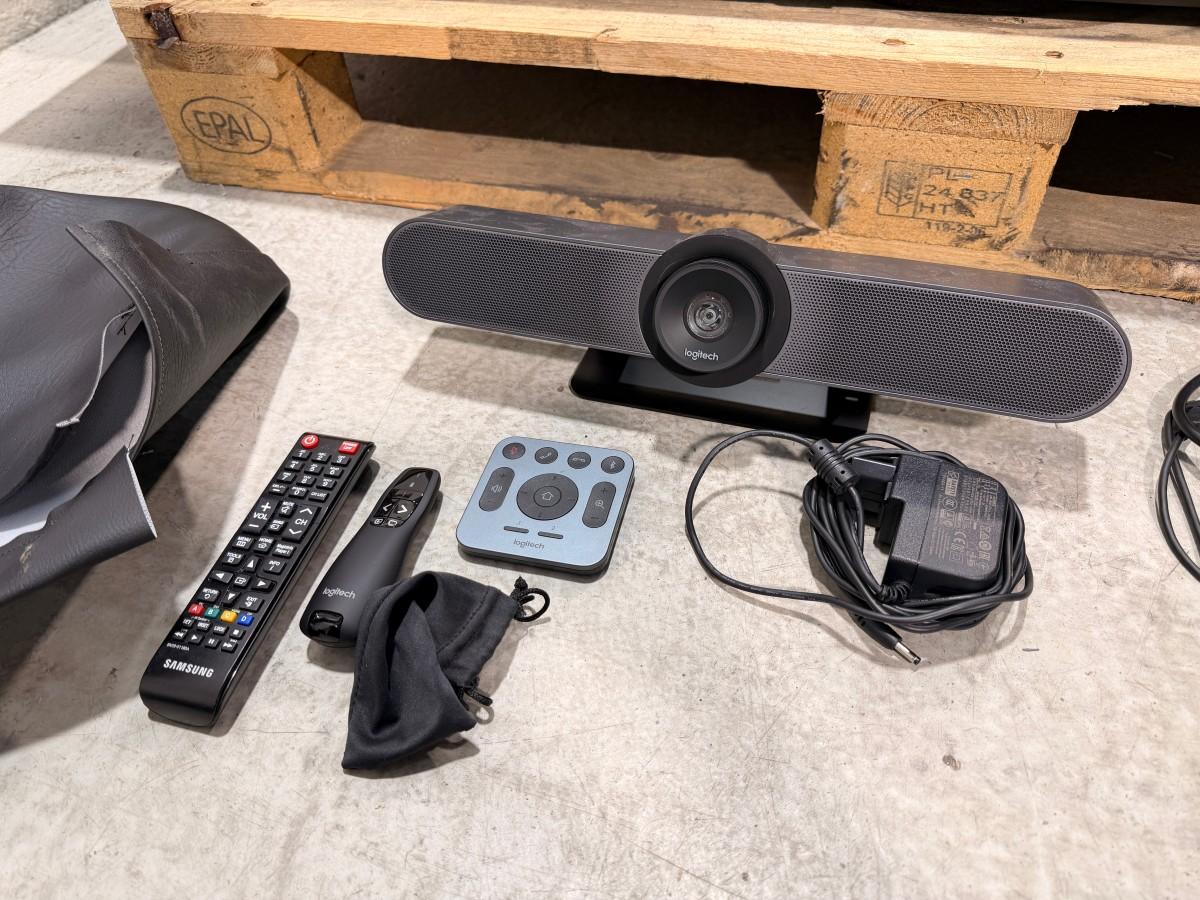 2022 Samsung QB65B 65 tommer tv med Logitech MeetUp videokonferanseløsning