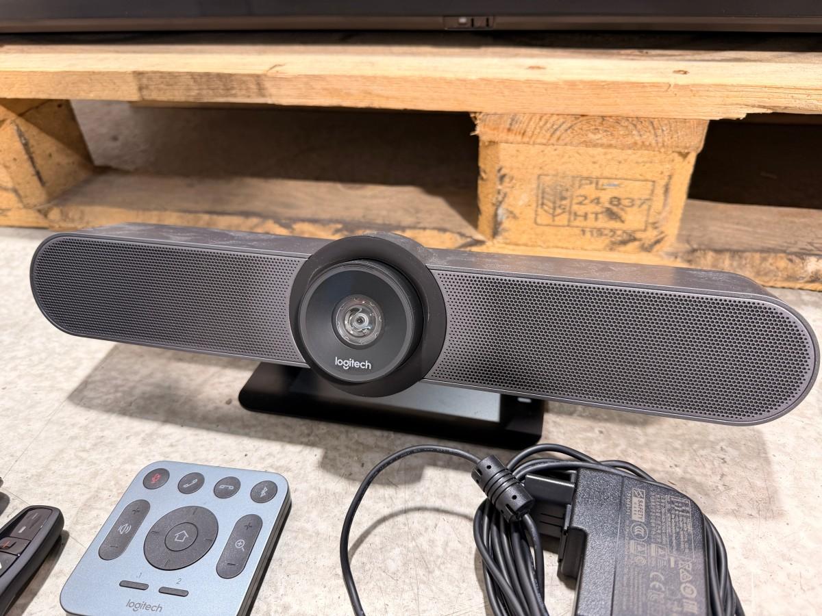 2022 Samsung QB65B 65 tommer tv med Logitech MeetUp videokonferanseløsning