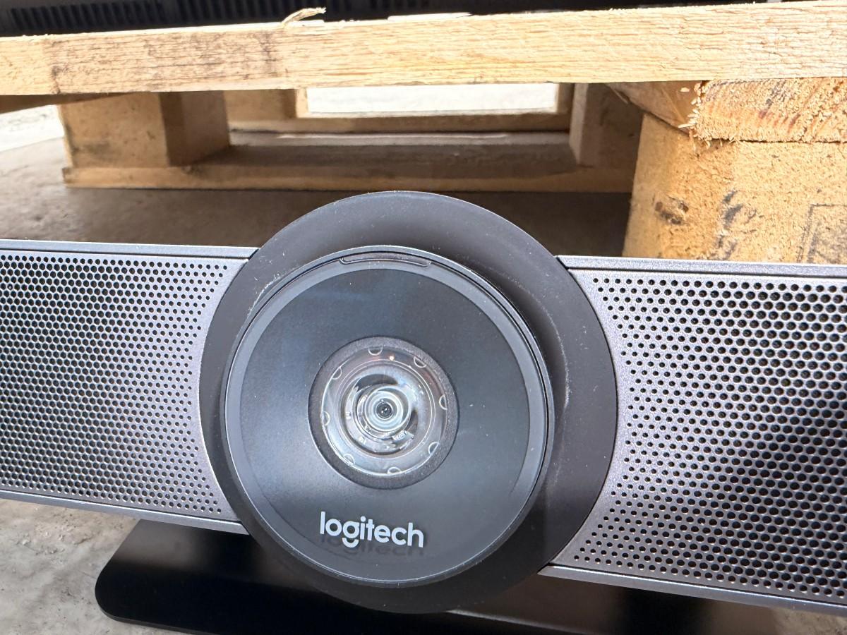 2022 Samsung QB65B 65 tommer tv med Logitech MeetUp videokonferanseløsning