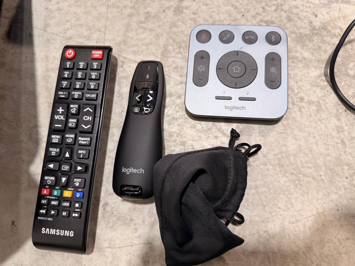 2022 Samsung QB65B 65 tommer tv med Logitech MeetUp videokonferanseløsning