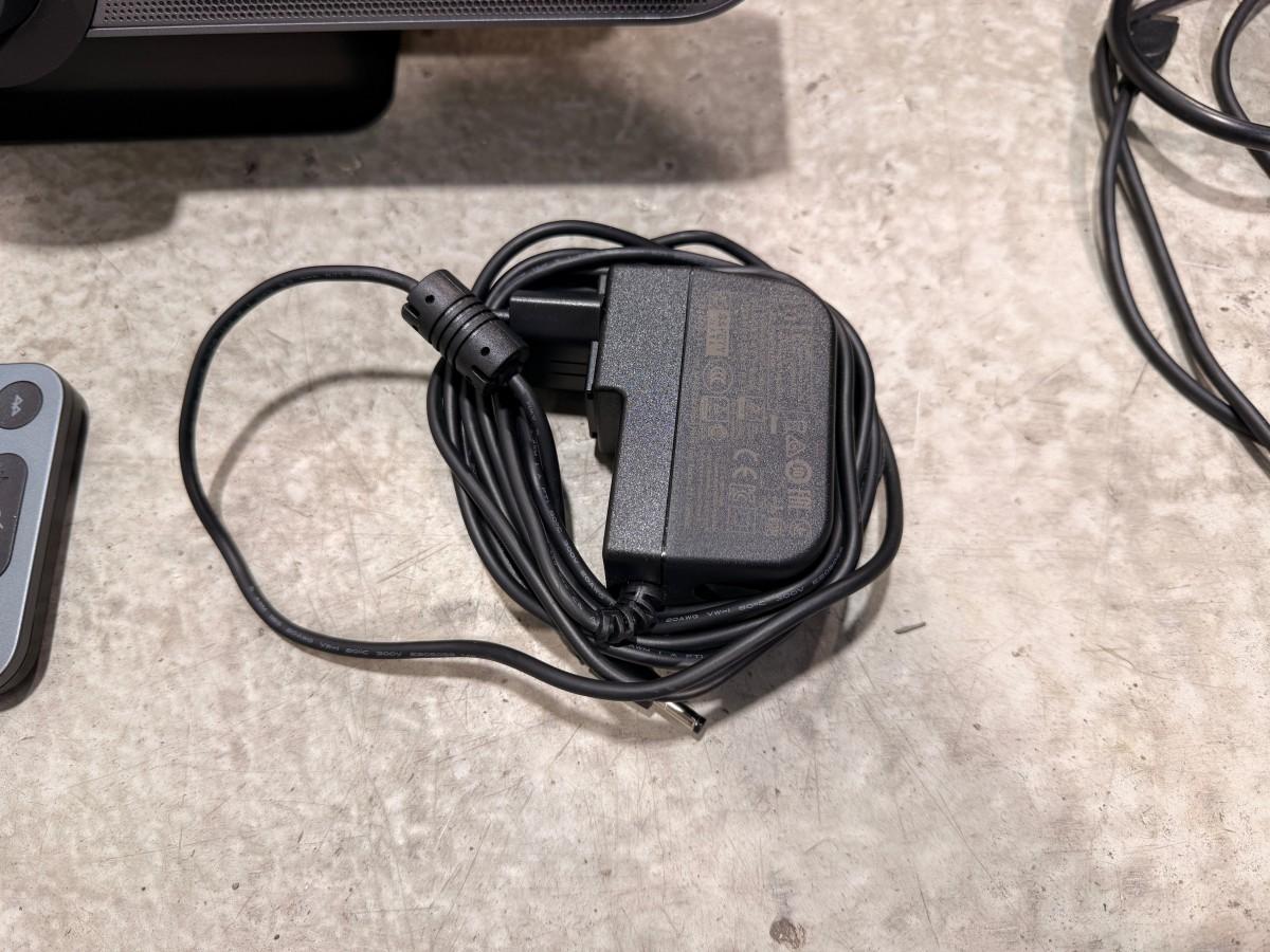 2022 Samsung QB65B 65 tommer tv med Logitech MeetUp videokonferanseløsning
