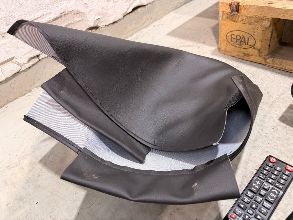 2022 Samsung QB65B 65 tommer tv med Logitech MeetUp videokonferanseløsning