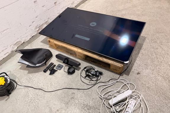 2022 Samsung QB65B 65 tommer tv med Logitech MeetUp videokonferanseløsning