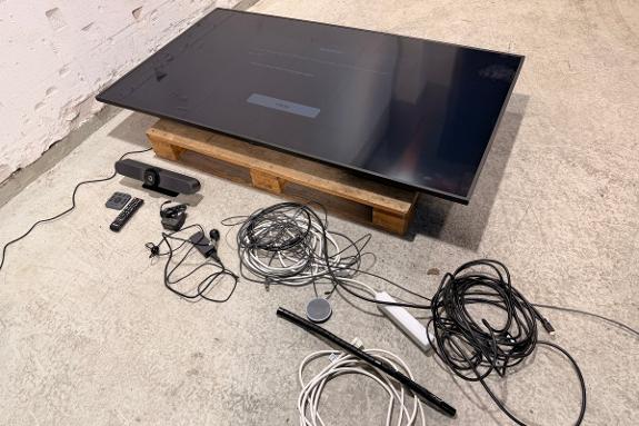 2022 Samsung QB75B 75 tommer 4K skjerm med Logitech MeetUp konferanseløsning