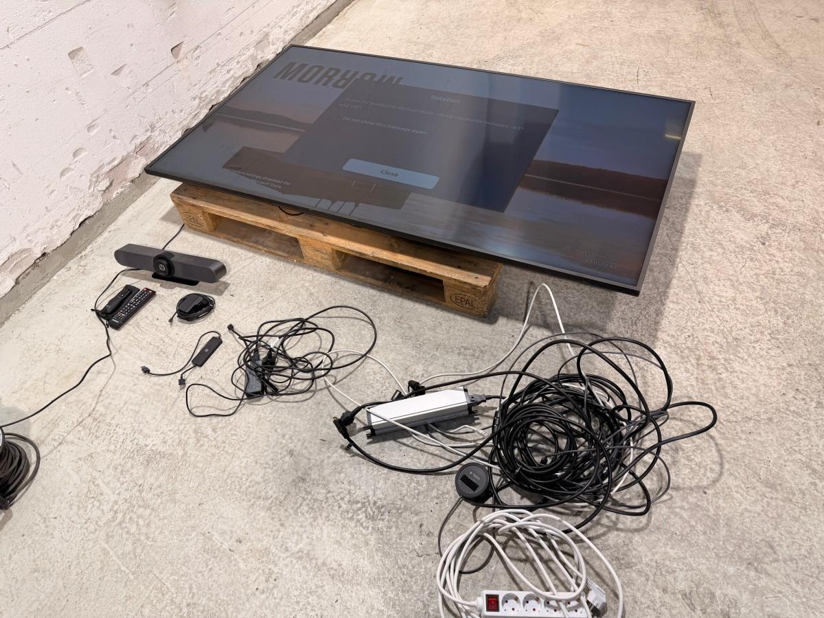 2022 Samsung QB75B 75 tommer skjerm med Logitech MeetUp konferansekamera