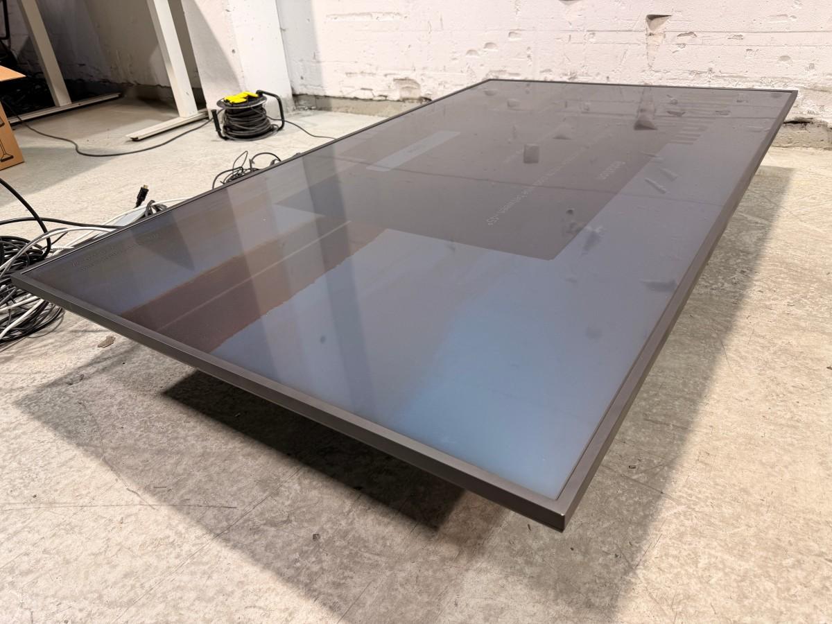 2022 Samsung QB75B 75 tommer skjerm med Logitech MeetUp konferansekamera