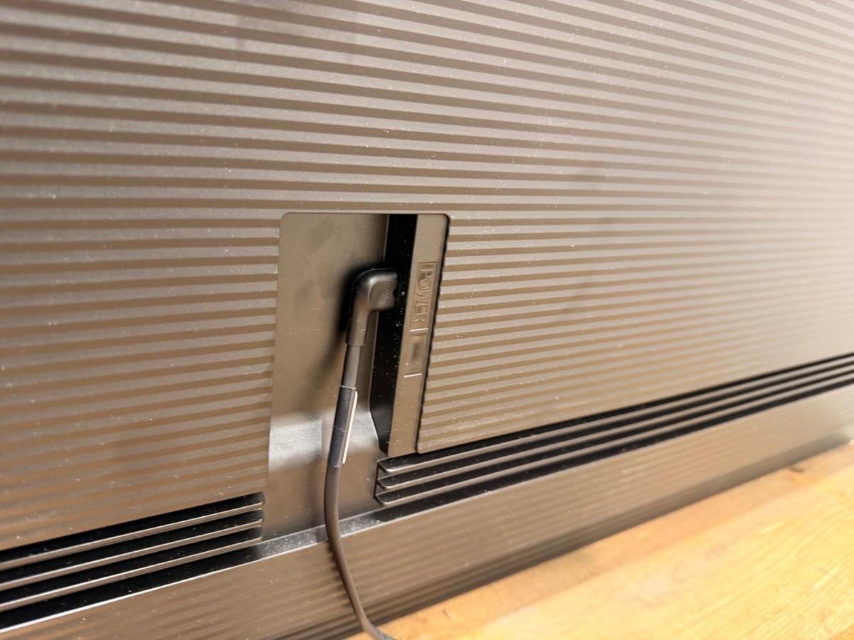 2022 Samsung QB75B 75 tommer skjerm med Logitech MeetUp konferansekamera