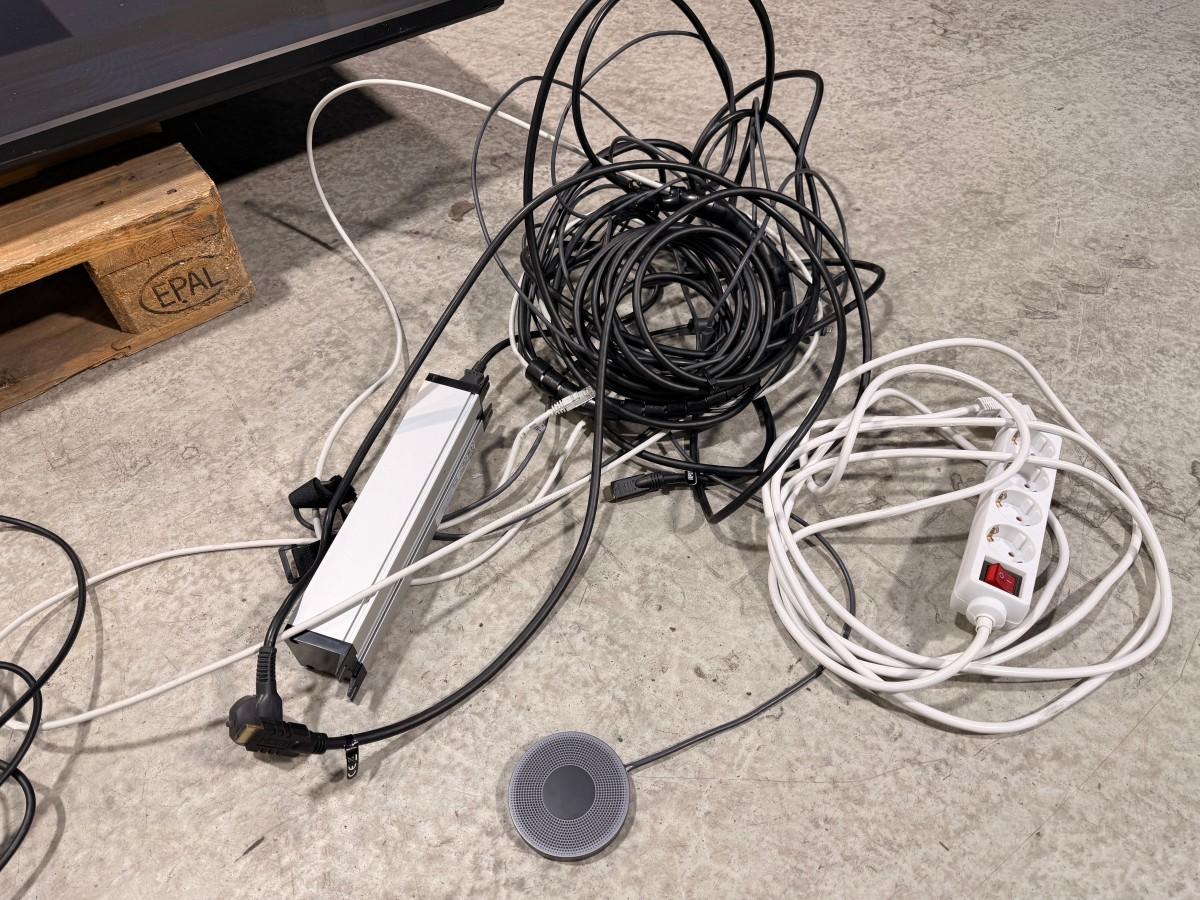 2022 Samsung QB75B 75 tommer skjerm med Logitech MeetUp konferansekamera