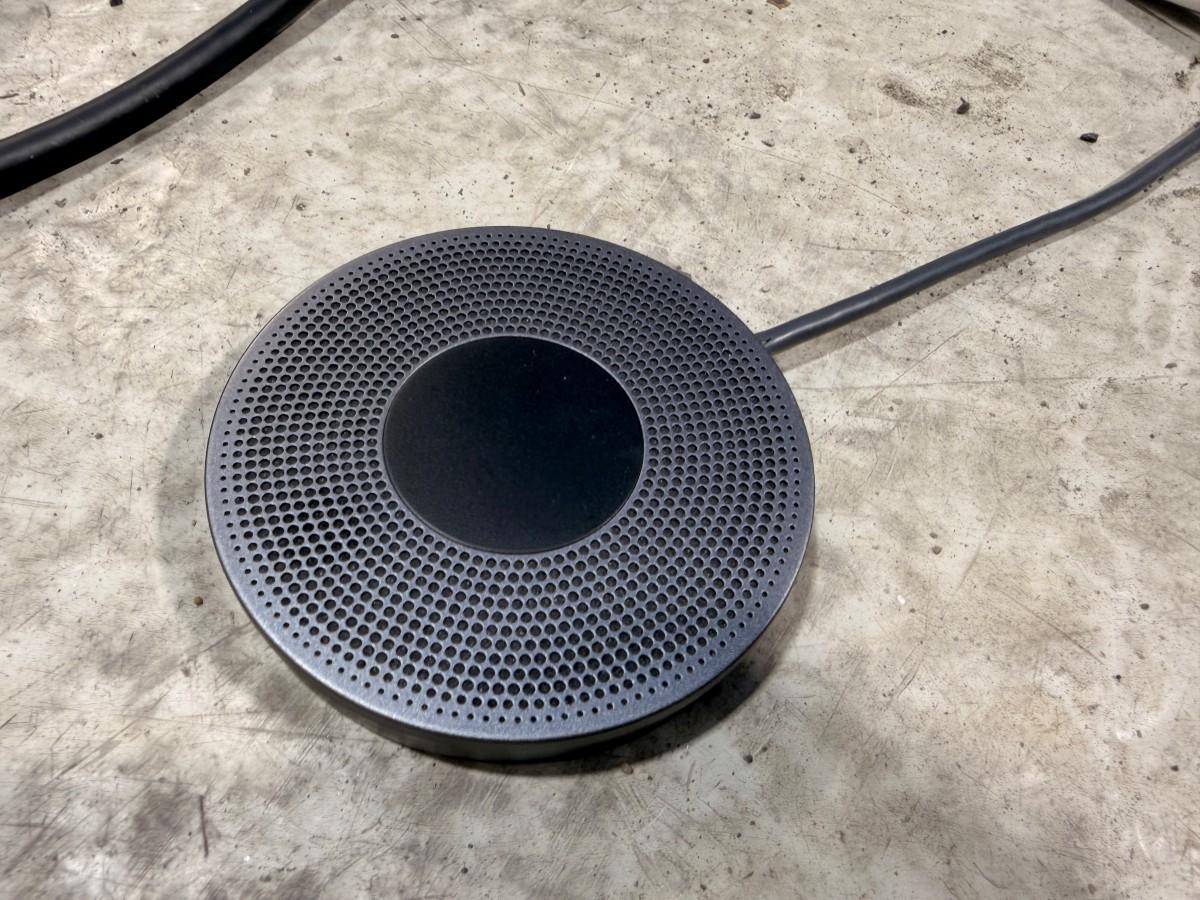 2022 Samsung QB75B 75 tommer skjerm med Logitech MeetUp konferansekamera