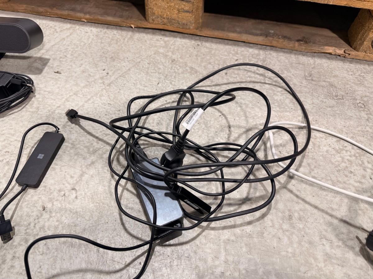 2022 Samsung QB75B 75 tommer skjerm med Logitech MeetUp konferansekamera