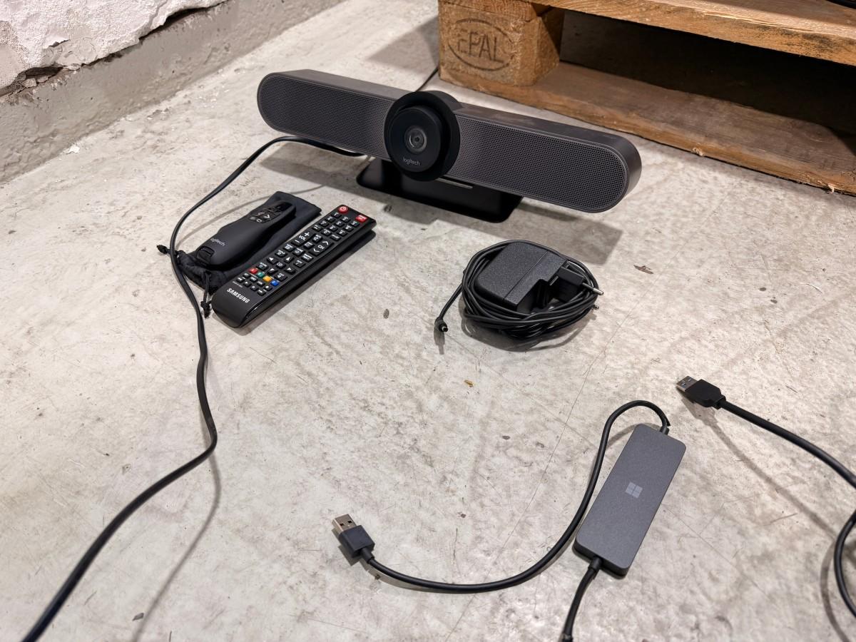 2022 Samsung QB75B 75 tommer skjerm med Logitech MeetUp konferansekamera