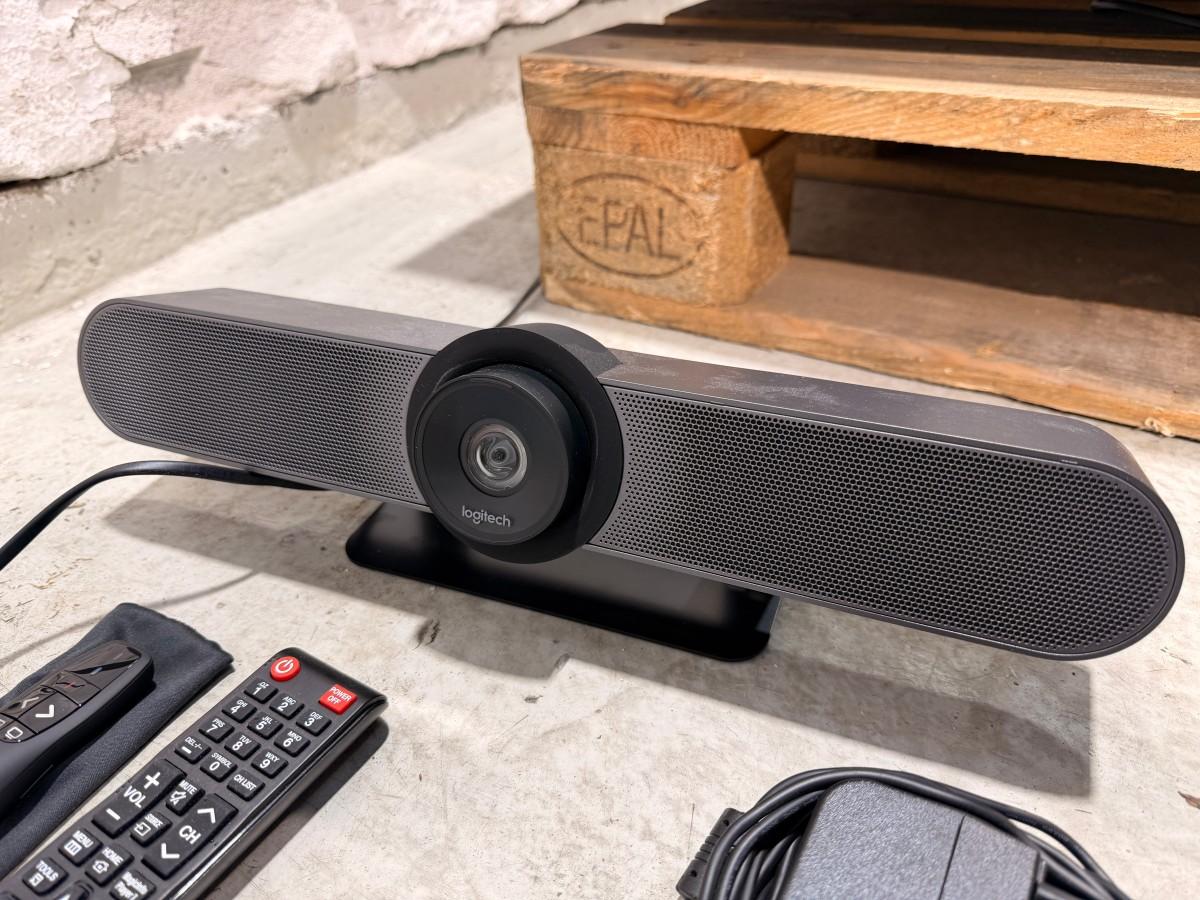 2022 Samsung QB75B 75 tommer skjerm med Logitech MeetUp konferansekamera