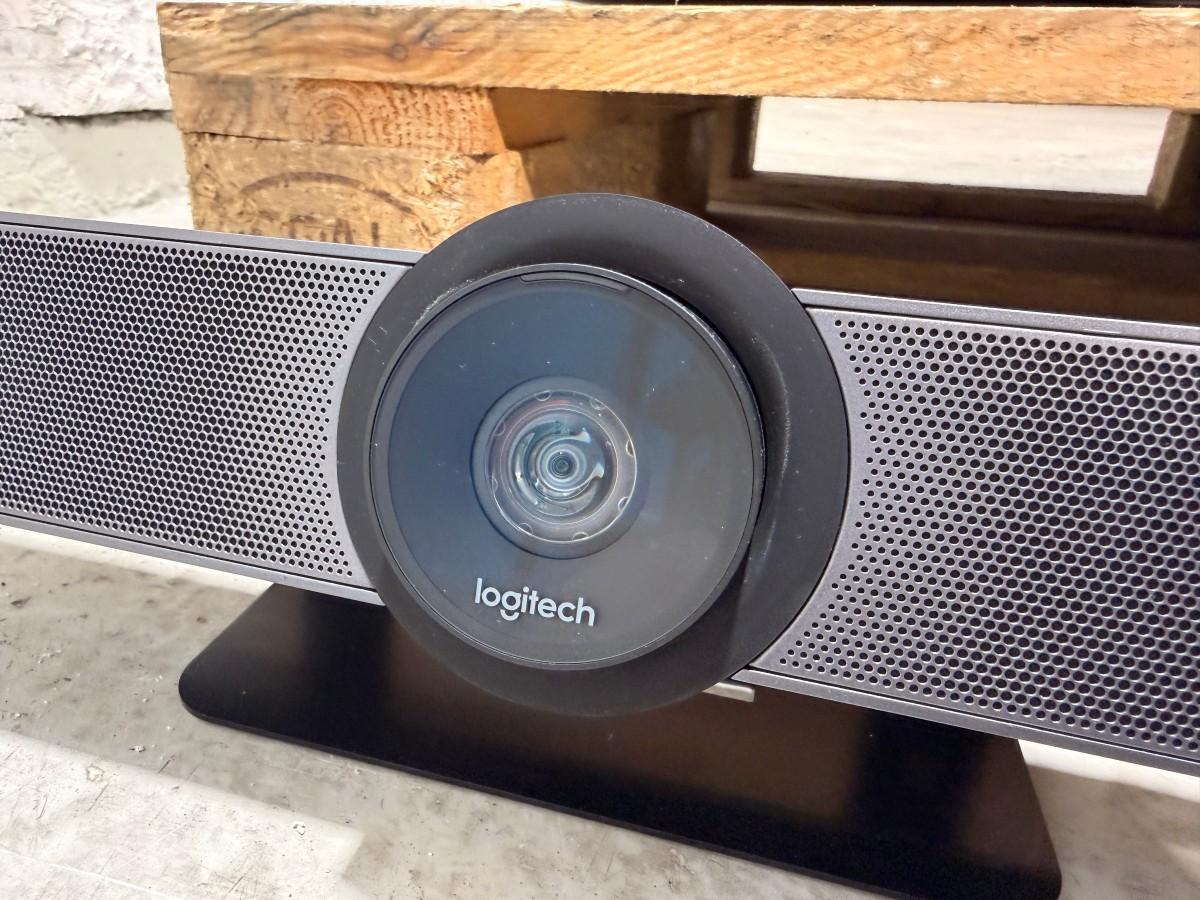 2022 Samsung QB75B 75 tommer skjerm med Logitech MeetUp konferansekamera