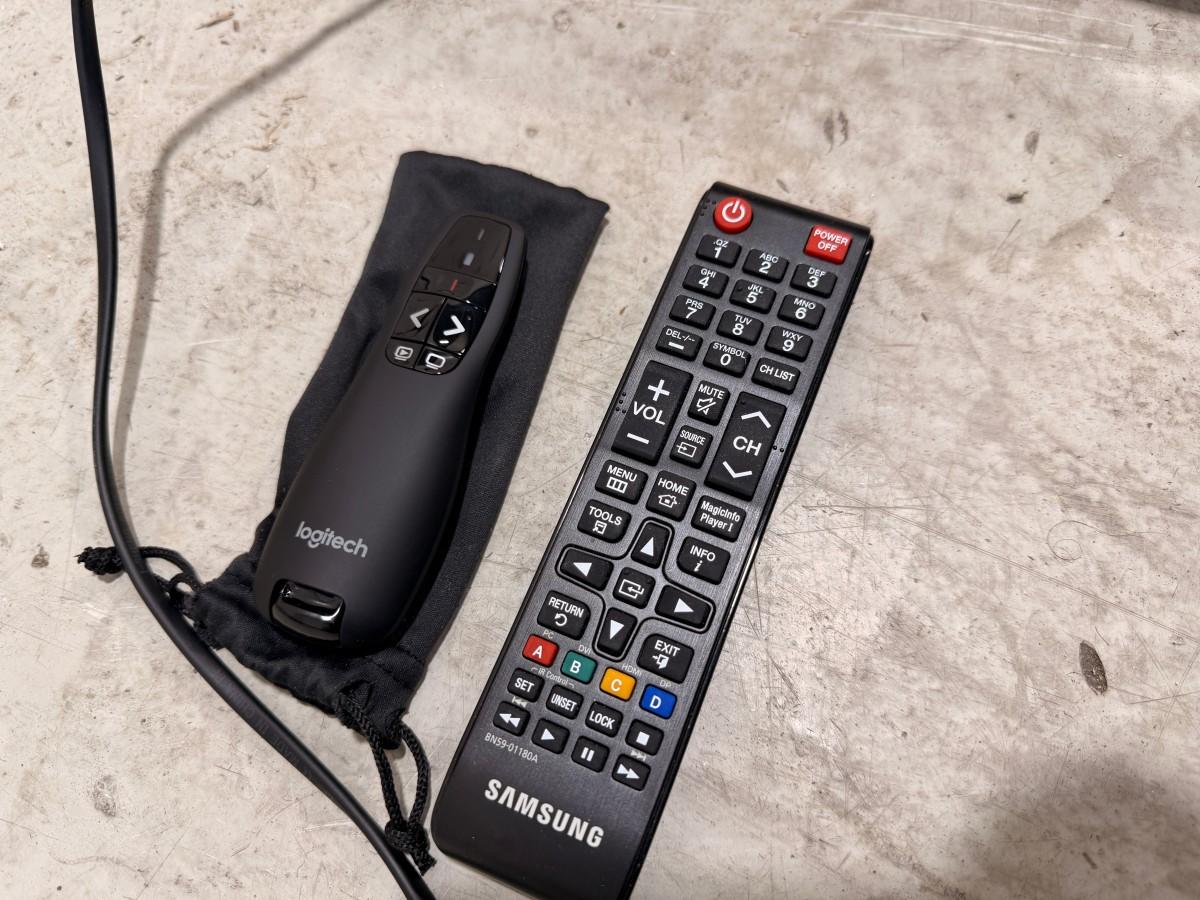 2022 Samsung QB75B 75 tommer skjerm med Logitech MeetUp konferansekamera