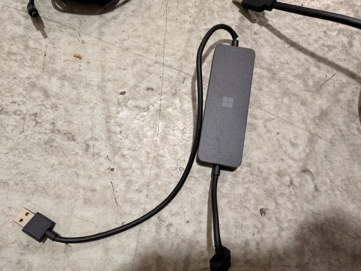 2022 Samsung QB75B 75 tommer skjerm med Logitech MeetUp konferansekamera