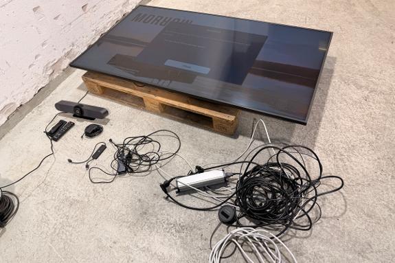 2022 Samsung QB75B 75 tommer skjerm med Logitech MeetUp konferansekamera