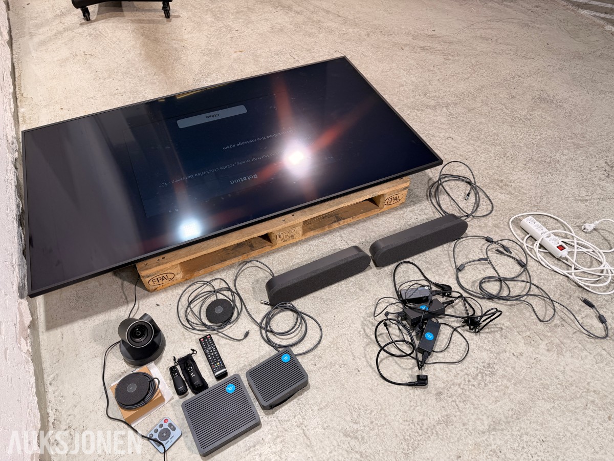 Samsung 75 tommer 4k infoskjerm med Logitech rally videokonferanseutstyr
