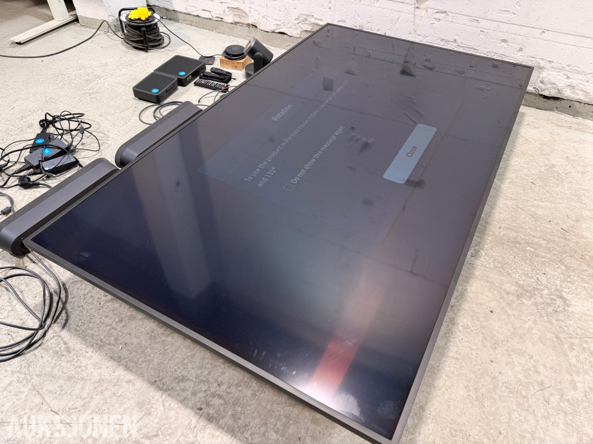 Samsung 75 tommer 4k infoskjerm med Logitech rally videokonferanseutstyr