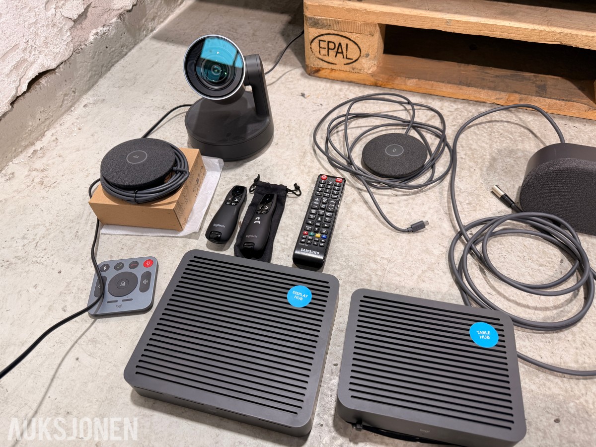 Samsung 75 tommer 4k infoskjerm med Logitech rally videokonferanseutstyr