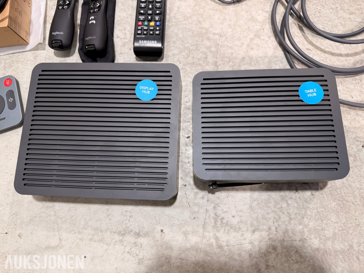 Samsung 75 tommer 4k infoskjerm med Logitech rally videokonferanseutstyr