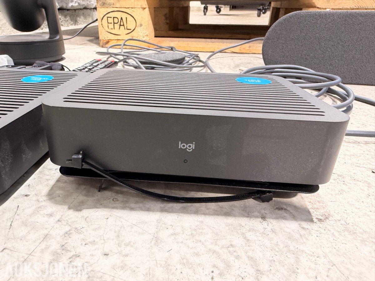 Samsung 75 tommer 4k infoskjerm med Logitech rally videokonferanseutstyr