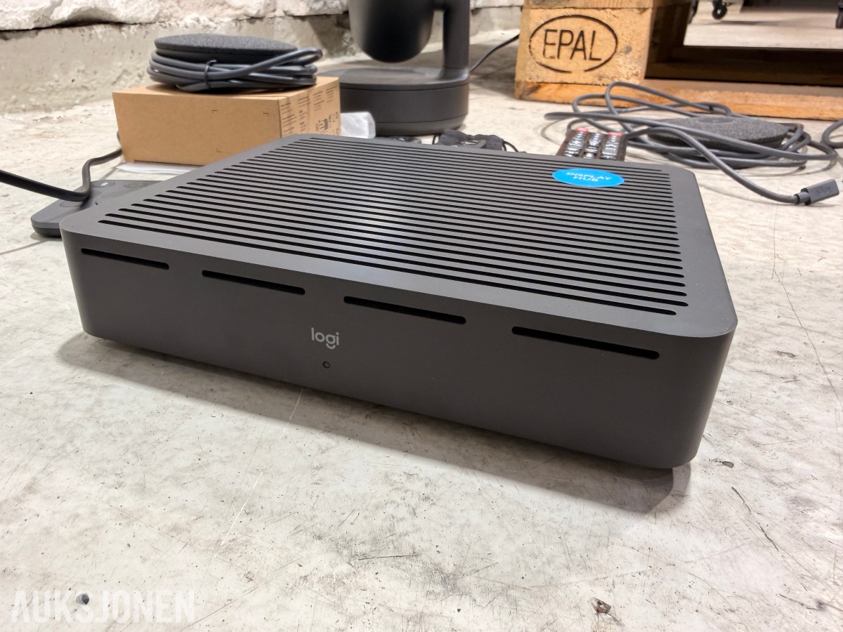 Samsung 75 tommer 4k infoskjerm med Logitech rally videokonferanseutstyr