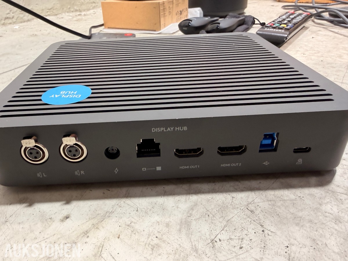 Samsung 75 tommer 4k infoskjerm med Logitech rally videokonferanseutstyr