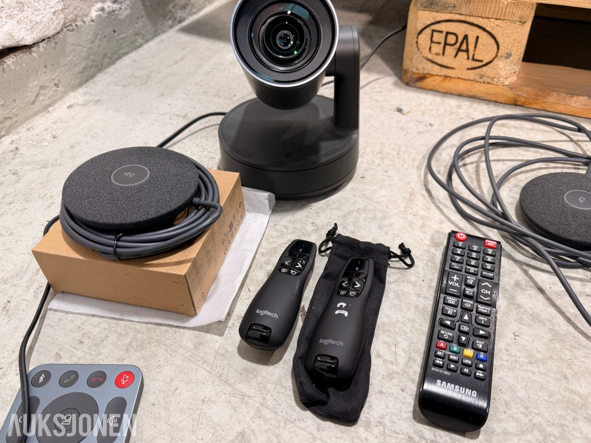 Samsung 75 tommer 4k infoskjerm med Logitech rally videokonferanseutstyr