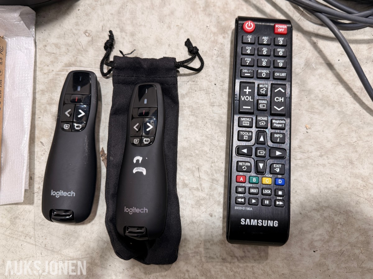 Samsung 75 tommer 4k infoskjerm med Logitech rally videokonferanseutstyr
