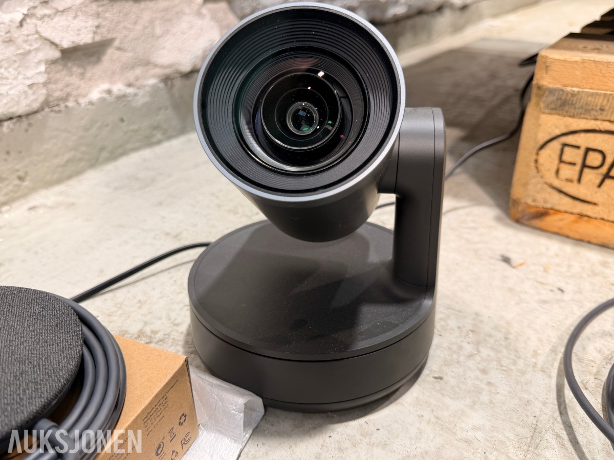 Samsung 75 tommer 4k infoskjerm med Logitech rally videokonferanseutstyr