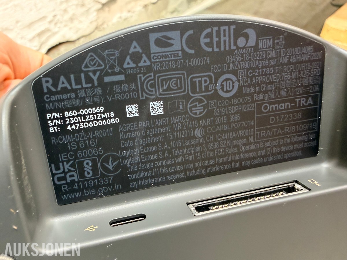 Samsung 75 tommer 4k infoskjerm med Logitech rally videokonferanseutstyr