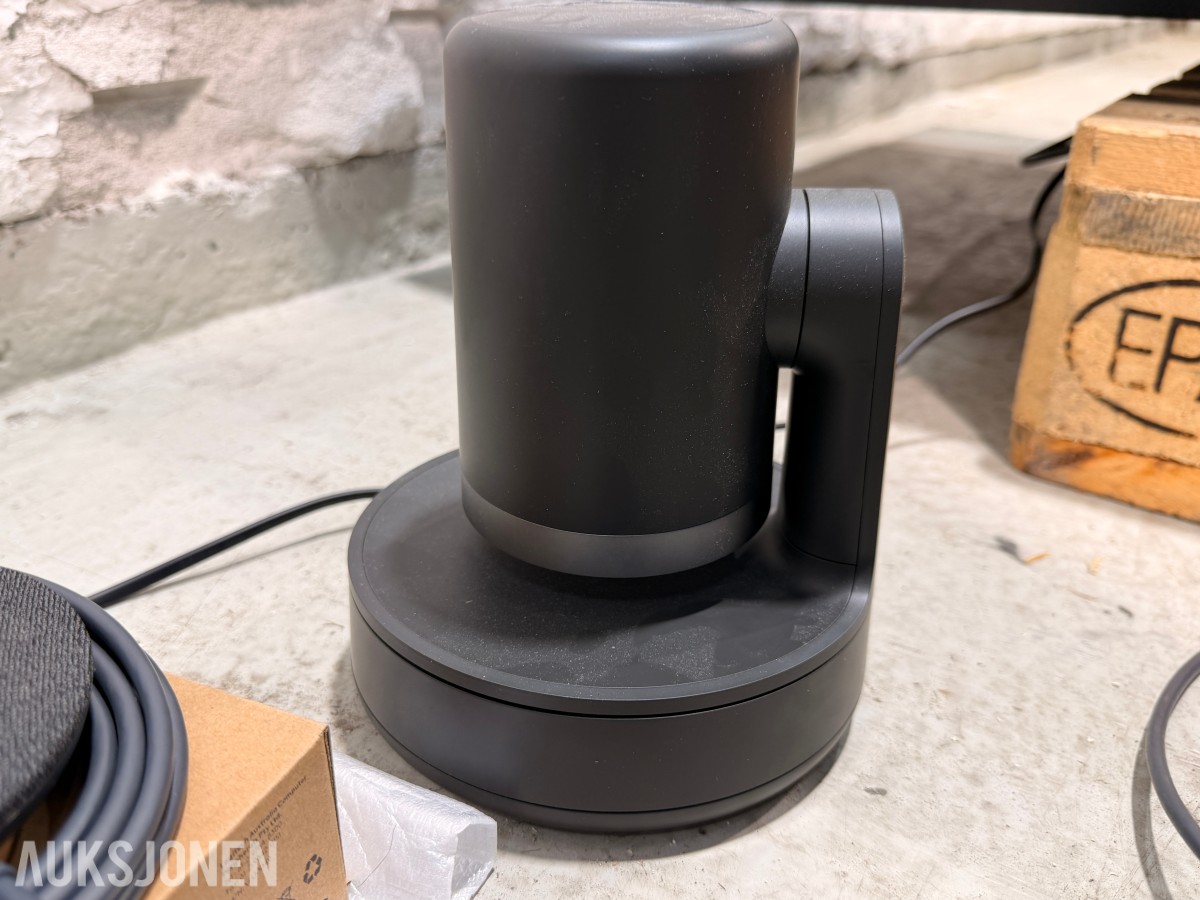 Samsung 75 tommer 4k infoskjerm med Logitech rally videokonferanseutstyr