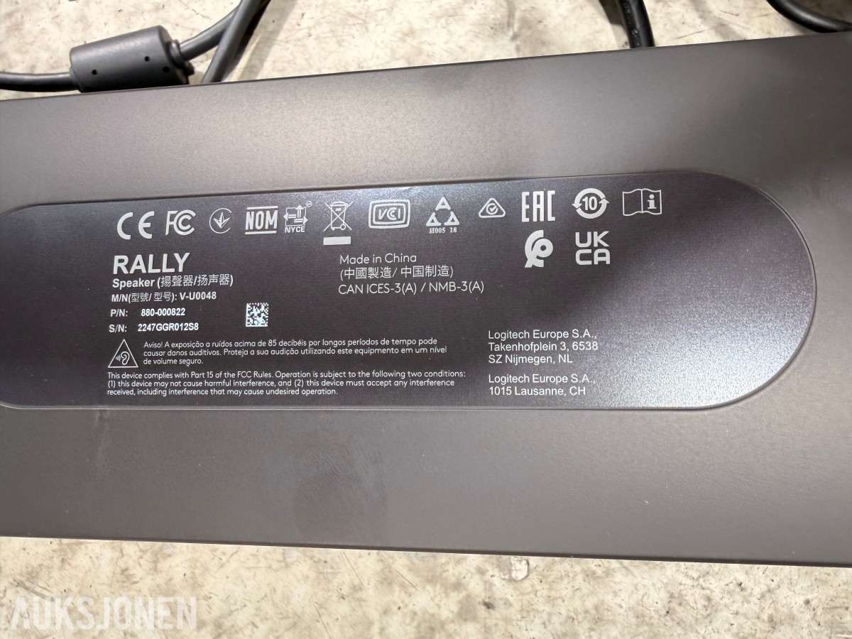 Samsung 75 tommer 4k infoskjerm med Logitech rally videokonferanseutstyr