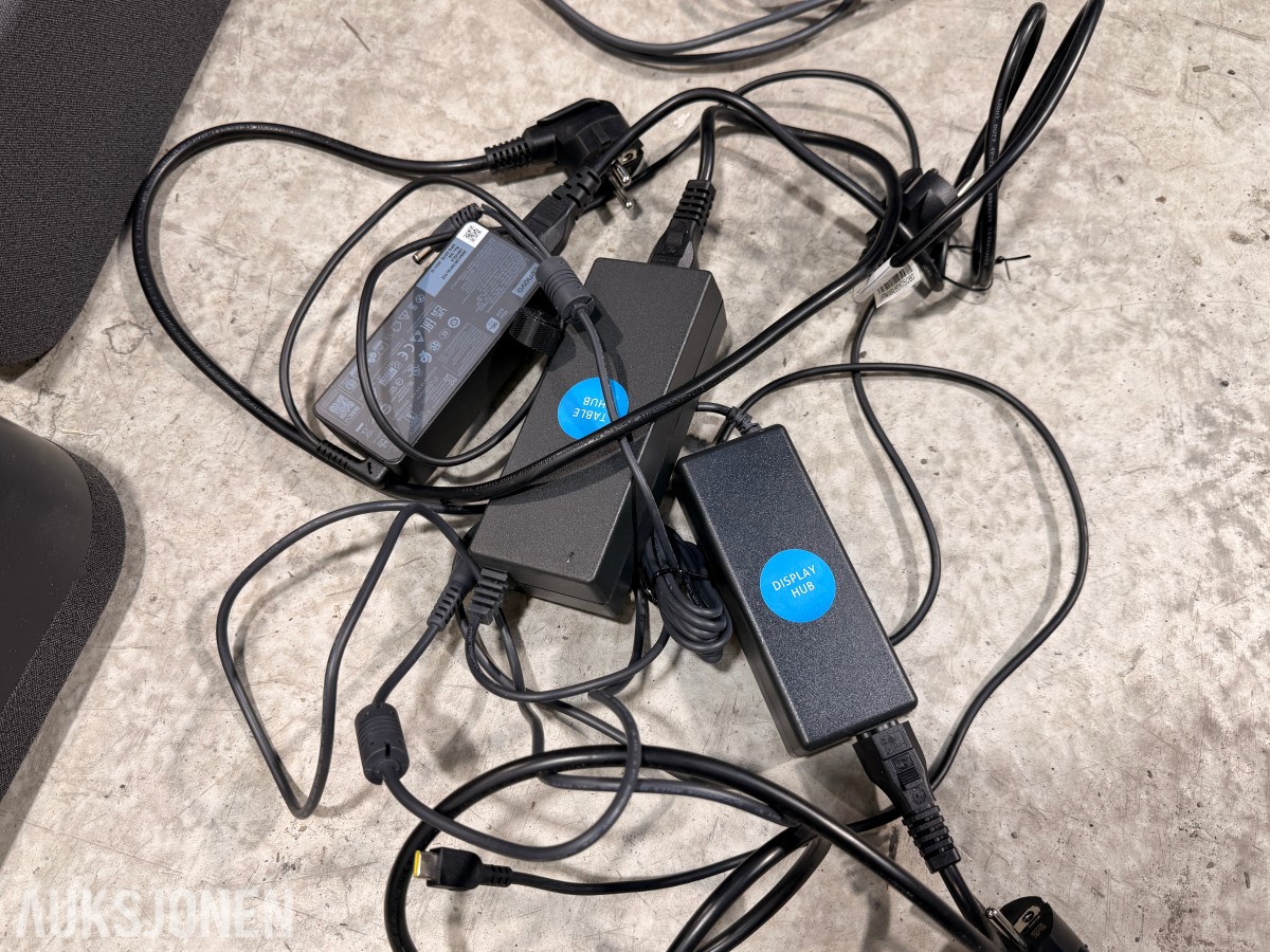 Samsung 75 tommer 4k infoskjerm med Logitech rally videokonferanseutstyr