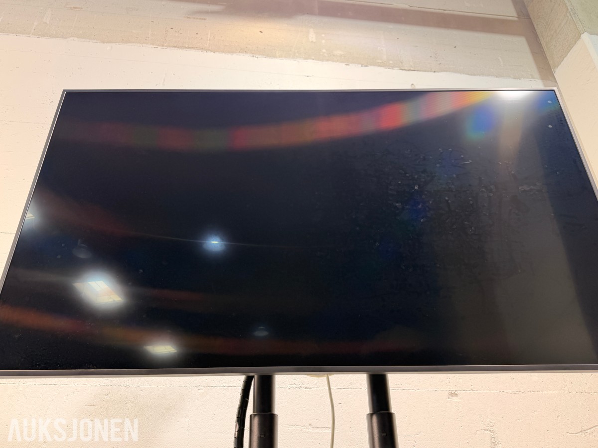 2022 Samsung QB85B 85 tommer 4K infoskjerm på stativ
