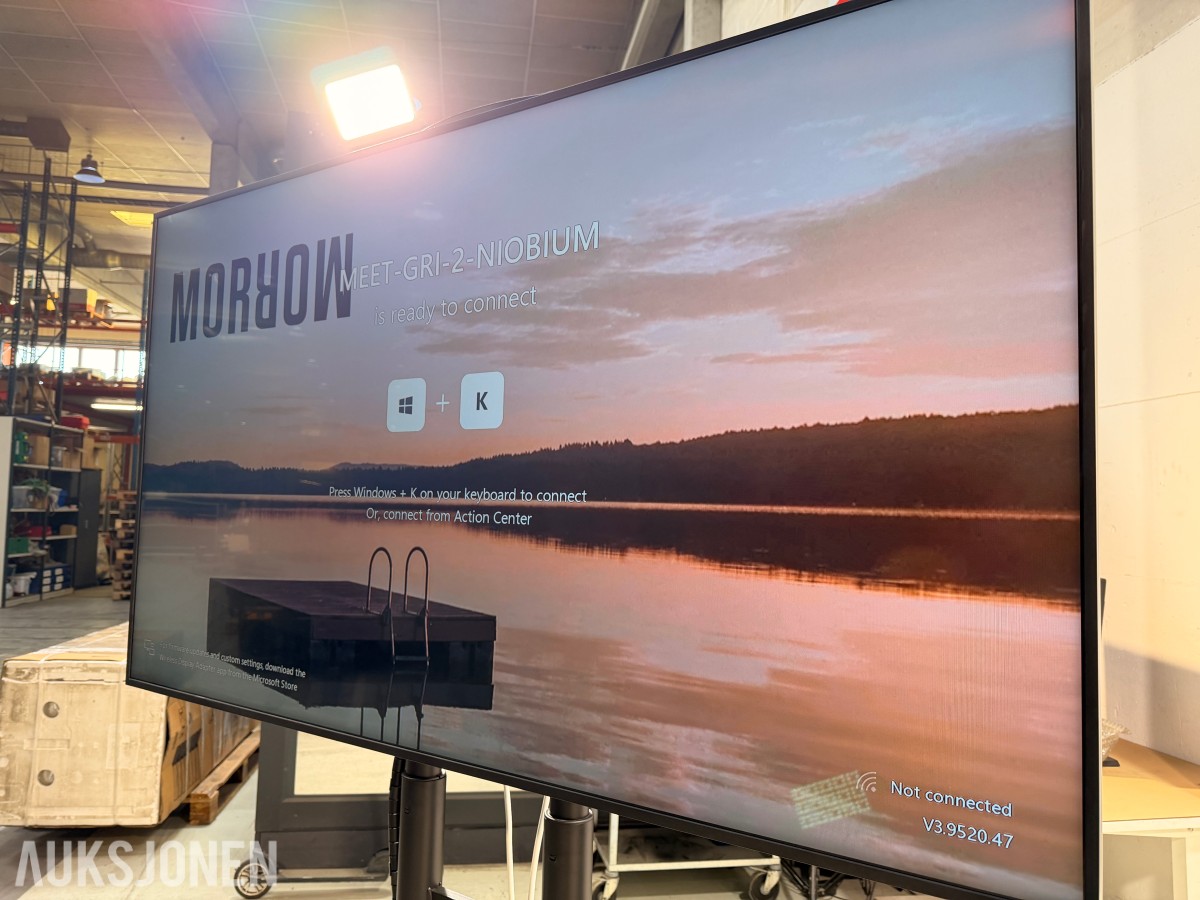 2022 Samsung QB85B 85 tommer 4K infoskjerm på stativ