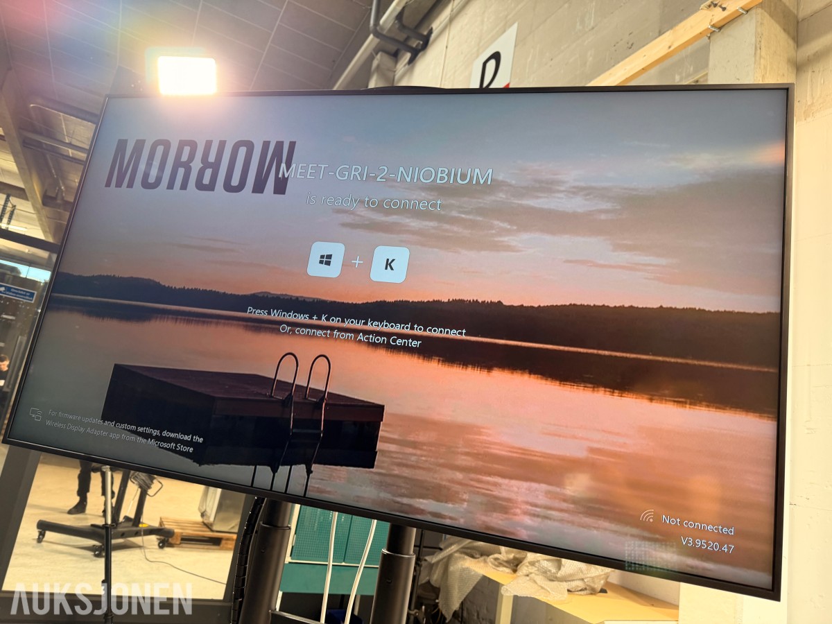 2022 Samsung QB85B 85 tommer 4K infoskjerm på stativ