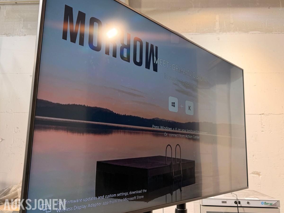 2022 Samsung QB85B 85 tommer 4K infoskjerm på stativ