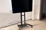 2022 Samsung QB85B 85 tommer 4K infoskjerm på stativ
