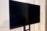 2022 Samsung QB85B 85 tommer 4K infoskjerm på stativ