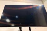 2022 Samsung QB85B 85 tommer 4K infoskjerm på stativ