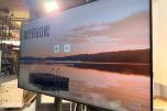 2022 Samsung QB85B 85 tommer 4K infoskjerm på stativ