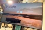 2022 Samsung QB85B 85 tommer 4K infoskjerm på stativ